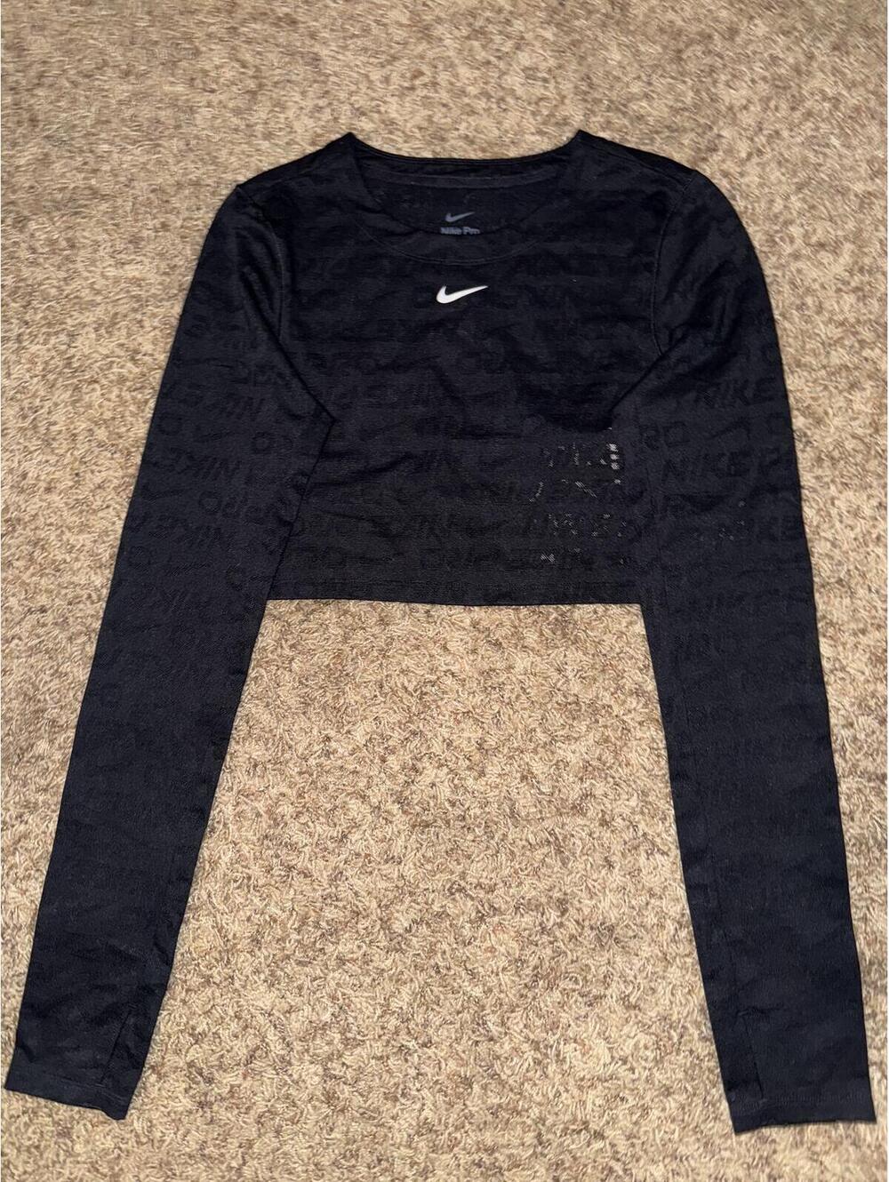 Nike Pro Women's Dri-FIT Long-Sleeve Cropped Jacquard Top Sample